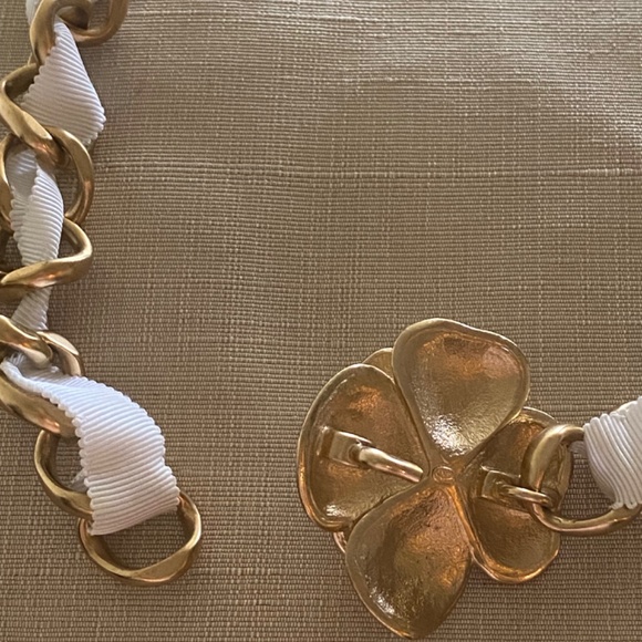 CHANEL White and Gold Chain Camellia Flower Belt - Picture 3 of 3